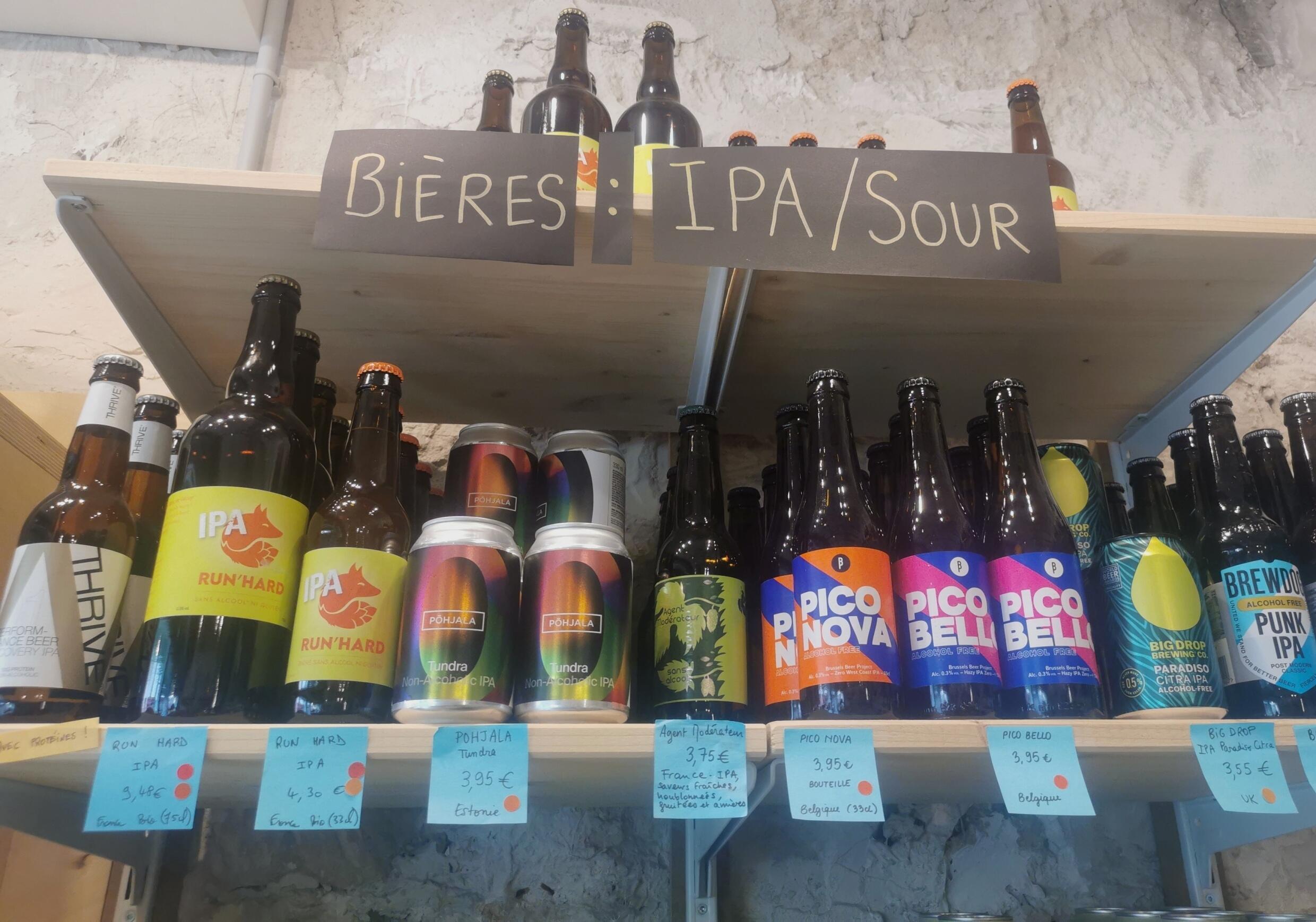 Una selección de cervezas embotelladas, que contienen solo trazas de alcohol, en Paon Qui Boit.